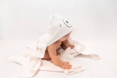 Banyodan sonra kapüşonlu pembe havlunun altında şirin bir bebek. Havlulu bebek. Çocuk portresi. Sağlık hizmetleri kavramı.