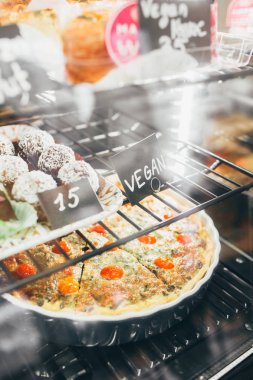 Pastanenin vitrini, satılık turtalar ve tatlılar. Vejetaryen turtası Kiş Lorraine.