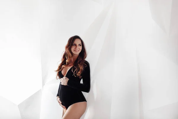 Mooi Zwanger Meisje Een Zwart Bodysuit Met Lange Mouwen Een — Stockfoto