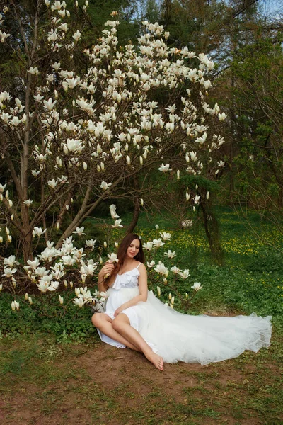 Une Fille Enceinte Robe Blanche Femme Enceinte Dans Jardin Botanique — Photo