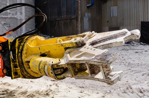 Excavator working at the demolition of an old industrial buildin — Stock Photo, Image