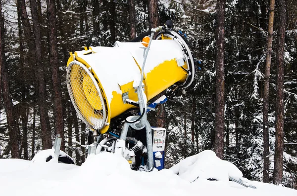 Máquina de snowmaking pistas de esqui . — Fotografia de Stock