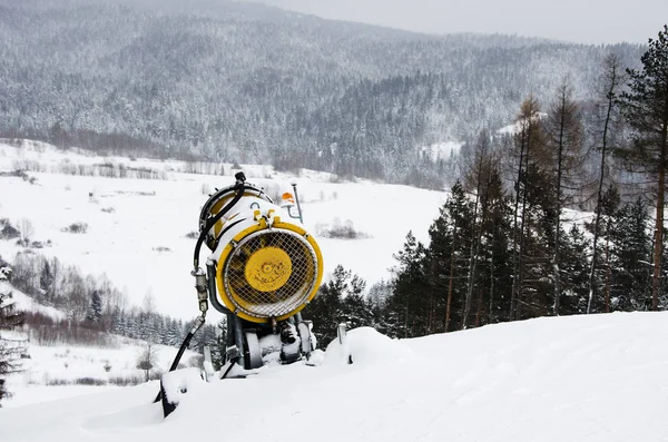 Máquina de snowmaking pistas de esqui . — Fotografia de Stock