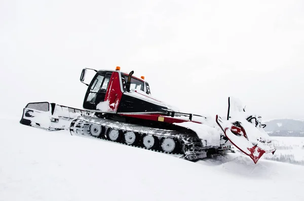 Snow groomer rides to work — Stock Photo, Image