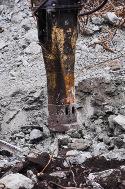 Eski bir endüstriyel buildin yıkım çalışma Ekskavatör