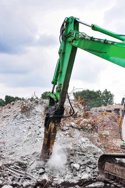 Excavator working at the demolition of an old industrial buildin — Stock Photo, Image