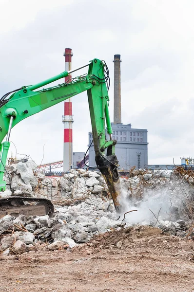 Excavator working at the demolition of an old industrial buildin — Stock Photo, Image