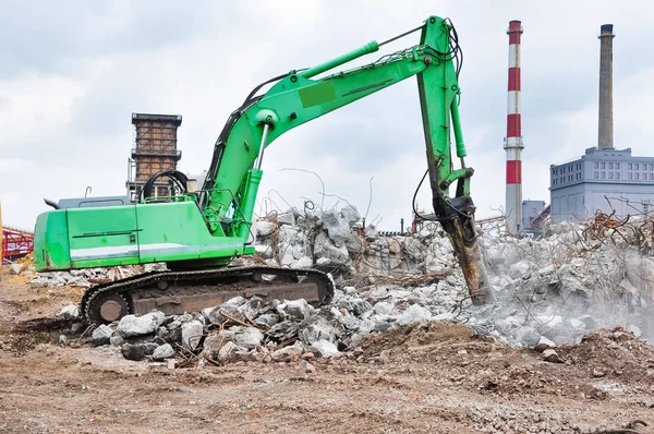 Excavator working at the demolition of an old industrial buildin — Stock Photo, Image