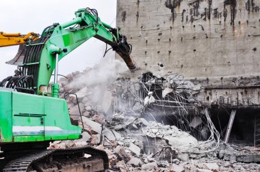 Eski bir endüstriyel buildin yıkım çalışma Ekskavatör