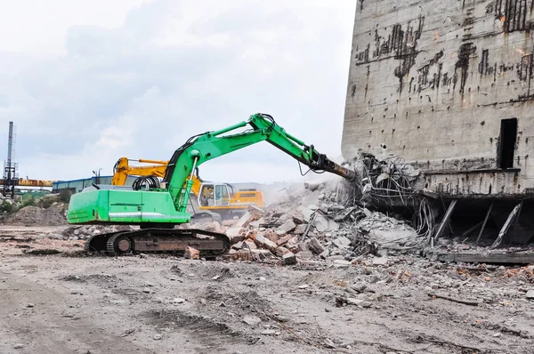 Excavator working at the demolition of an old industrial buildin — Stock Photo, Image