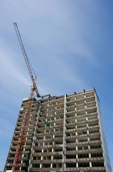 Demolizione di un grattacielo nel centro della città . — Foto Stock