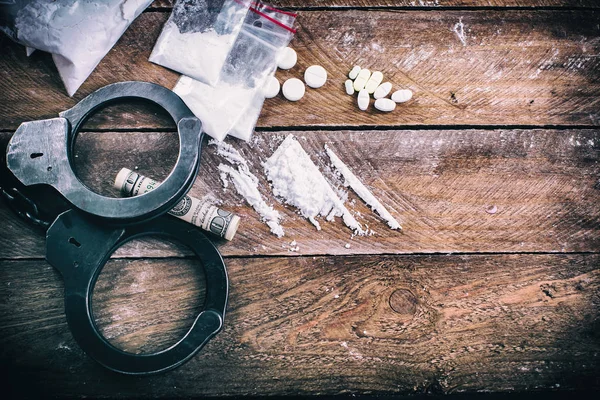 Drogas y sustancias prohibidas - arrestar a delincuentes —  Fotos de Stock