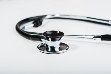 Beyaz arka planda tıbbi steteskop..
