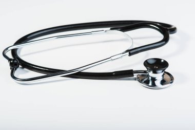 Beyaz arka planda tıbbi steteskop..