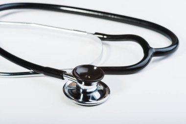 Beyaz arka planda tıbbi steteskop..