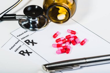 Bir doktor tarafından reçete uyuşturucu A5ırı Gerilim.