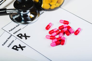 Bir doktor tarafından reçete uyuşturucu A5ırı Gerilim.