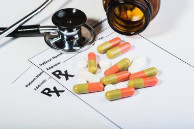 Bir doktor tarafından reçete uyuşturucu A5ırı Gerilim.