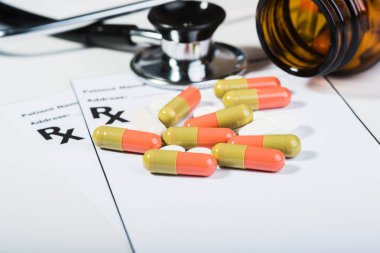 Bir doktor tarafından reçete uyuşturucu A5ırı Gerilim.