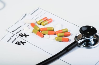 Bir doktor tarafından reçete uyuşturucu A5ırı Gerilim.