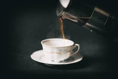 Kahve demlemek hazırlanıyor.