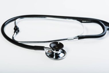 Beyaz arka planda tıbbi steteskop..