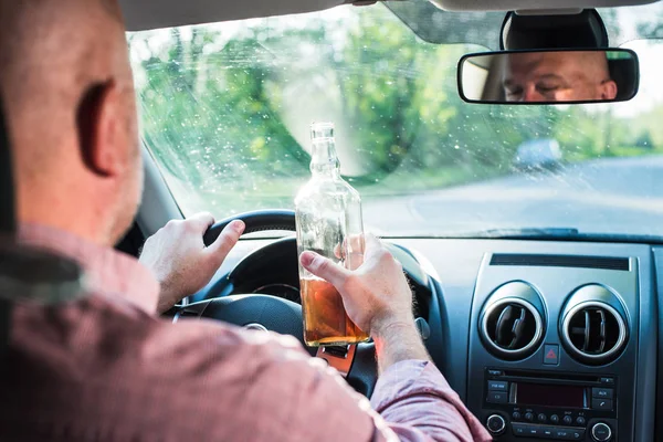 Homme buvant de l'alcool dans la voiture . — Photo