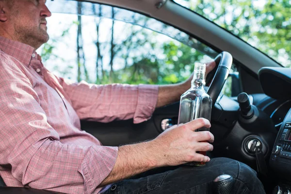 Homme buvant de l'alcool dans la voiture . — Photo