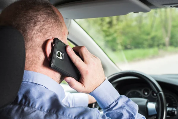 Homme utilisant le téléphone pendant la conduite — Photo