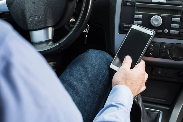 Homme utilisant le téléphone pendant la conduite — Photo