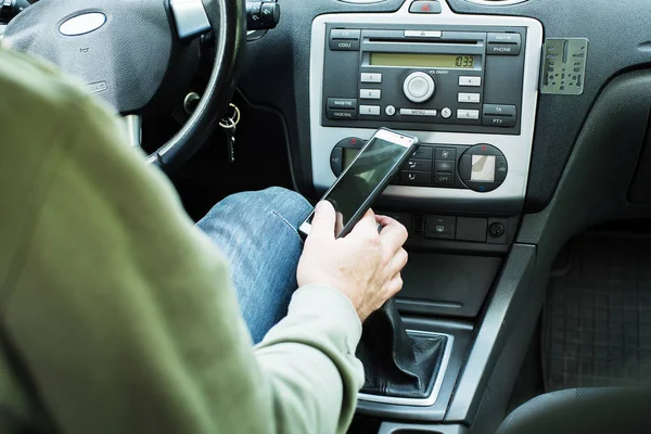 Homme utilisant le téléphone pendant la conduite — Photo