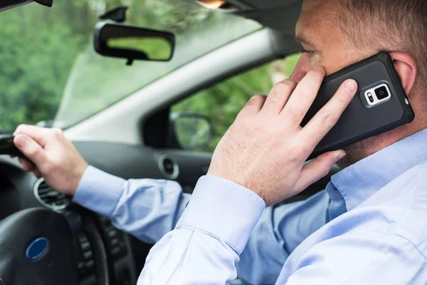 Man using phone while driving — Stock Photo, Image