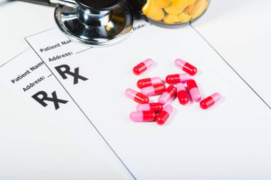 Bir doktor tarafından reçete uyuşturucu A5ırı Gerilim.