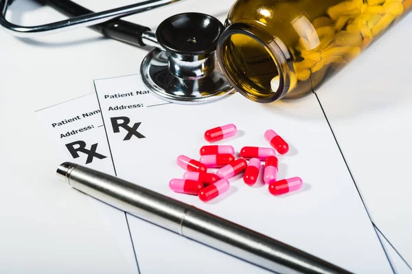 Prescription drugs overspanning door een arts. — Stockfoto