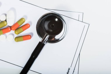 Bir doktor tarafından reçete uyuşturucu A5ırı Gerilim.