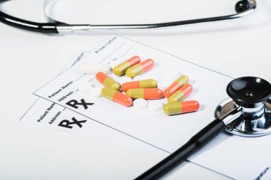 Bir doktor tarafından reçete uyuşturucu A5ırı Gerilim.