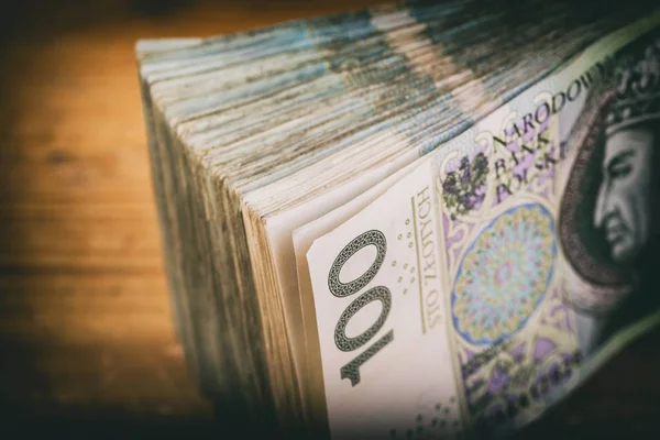Polska waluta Pln, pieniądze. Rolka plik banknotów 100 Pln (P — Zdjęcie stockowe