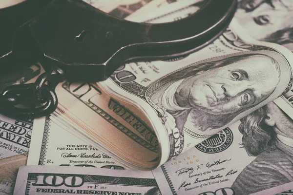 Dollars et menottes. Criminalité financière, activité illégale — Photo