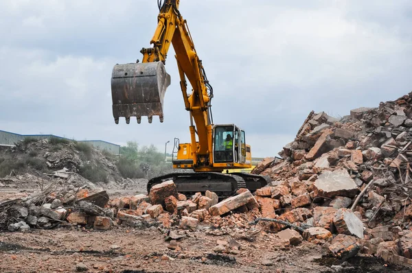 Excavator working at the demolition of an old industrial buildin — Stock Photo, Image