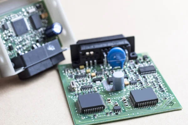 Elektronik bileşenleri olan devre kartı