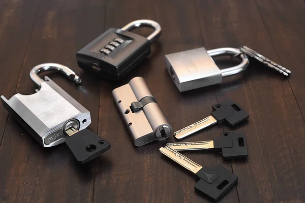 Ett nytt lås med nycklar på ett träbord. — Stockfoto