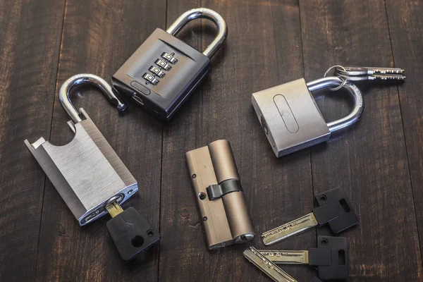 Ett nytt lås med nycklar på ett träbord. — Stockfoto