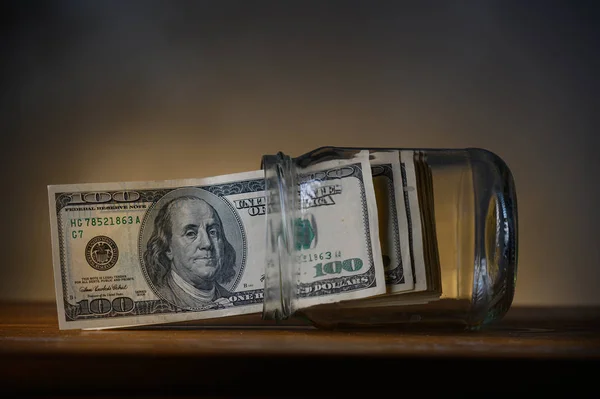 Notas de 100 dólares em um frasco de vidro . — Fotografia de Stock