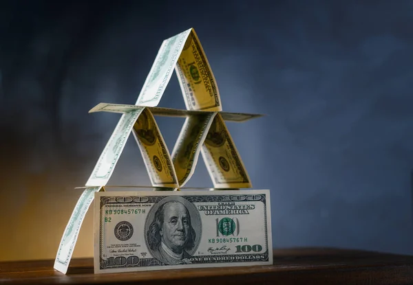 Piramida finansowa. Finansowa piramida dolarów. Zdjęcia Stockowe bez tantiem