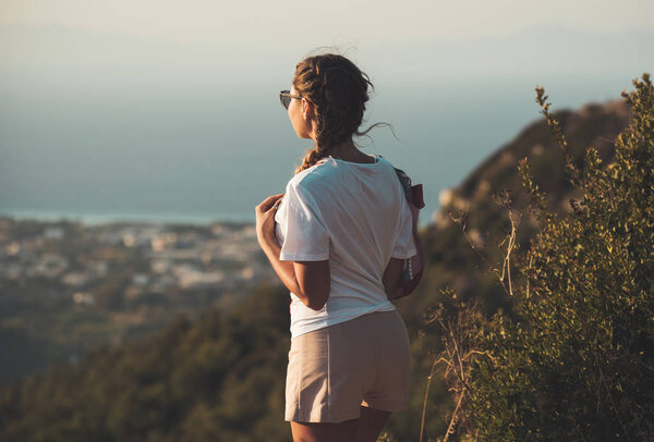 Красивая стройная девушка смотрит на красивую панораму
.