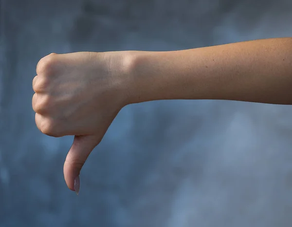 Nahaufnahme einer weiblichen Hand, die Zeichen der Abneigung zeigt. — Stockfoto