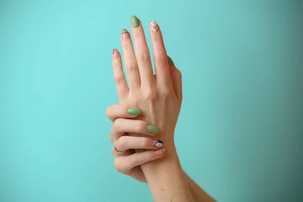 Zbliżenie na kobiece dłonie z piękny manicure Obrazek Stockowy