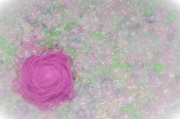 Boncukların narin arkaplanda pembe bir gül.