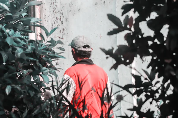 Hombre Viejo Misterioso Con Camisa Roja — Foto de Stock