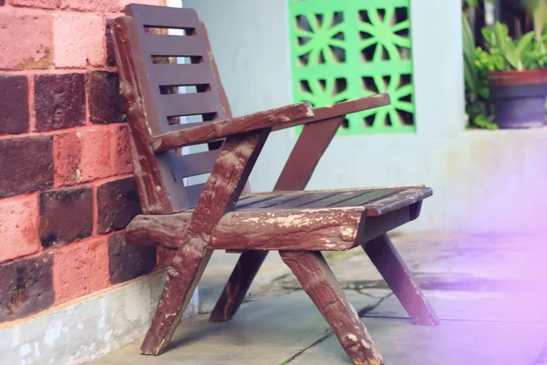 Παλιά Καρέκλα Στη Βεράντα Του Σπιτιού — Φωτογραφία Αρχείου